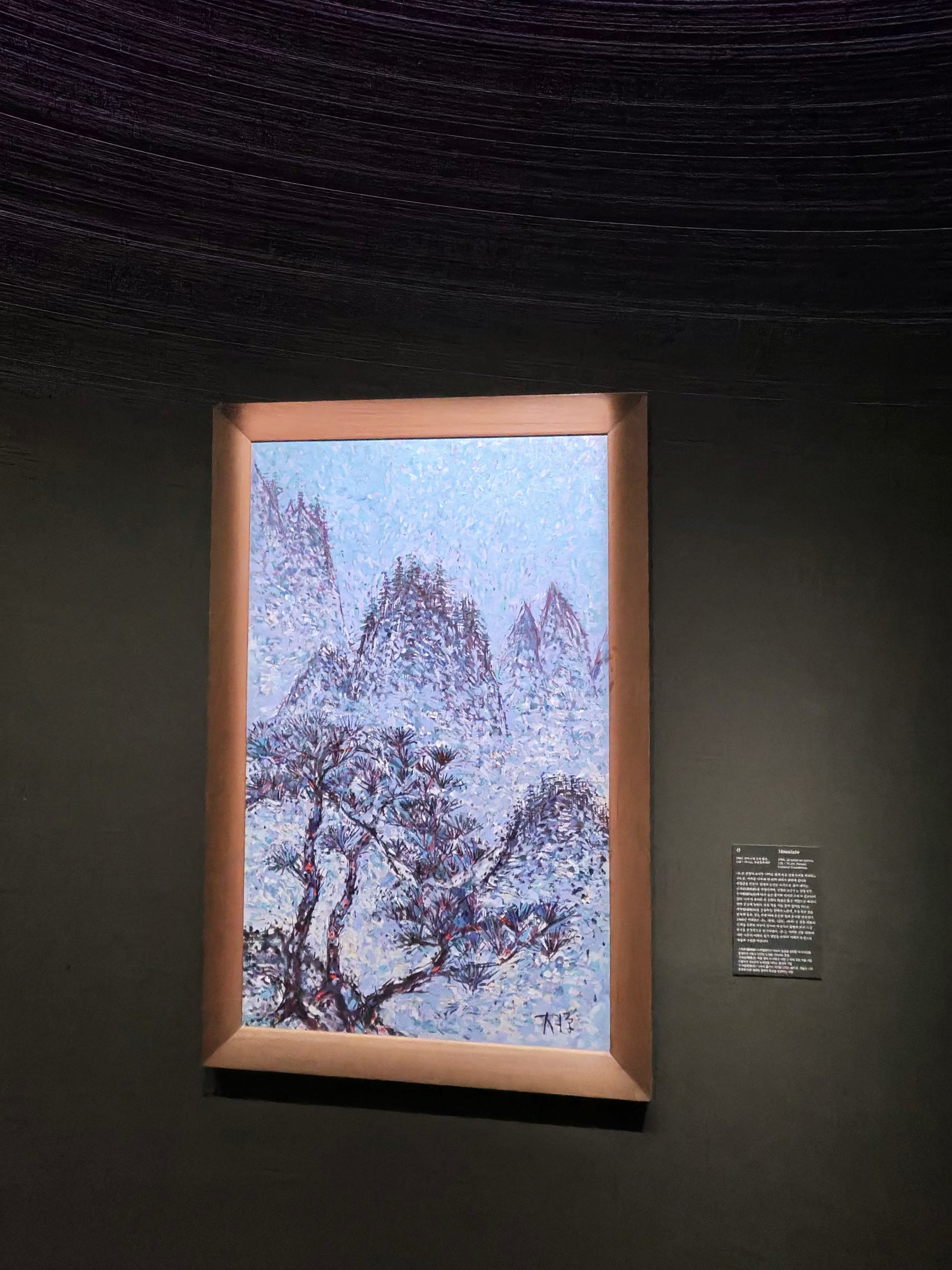 雪に覆われた山の絵