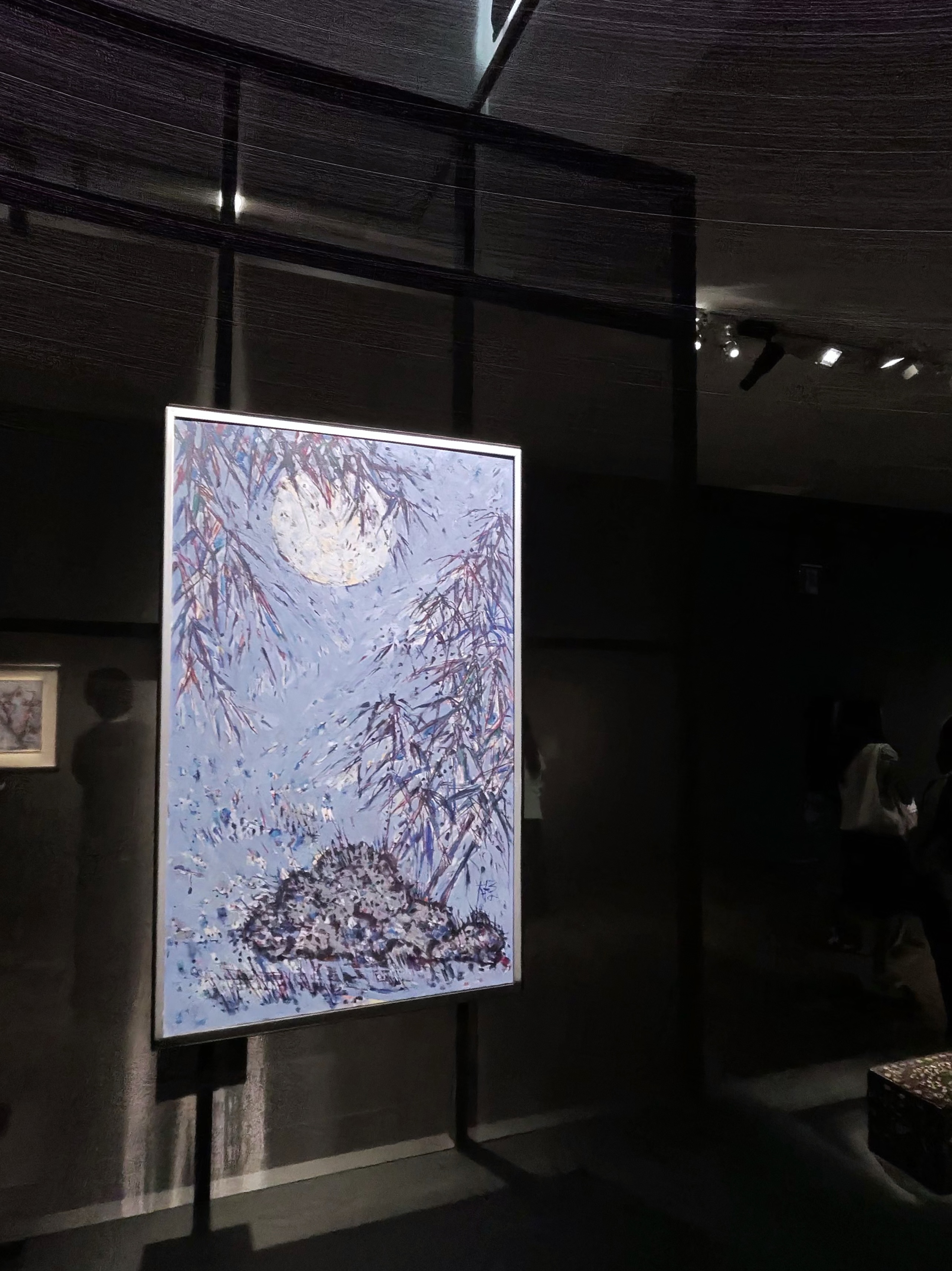 満月の下の竹を描いた絵、薄暗い展示室にて